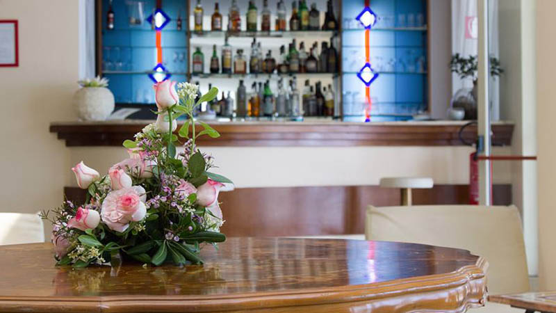Blomsterdekoration i den velrenomerede bar p Hotel Villa Esperia, Sicilien